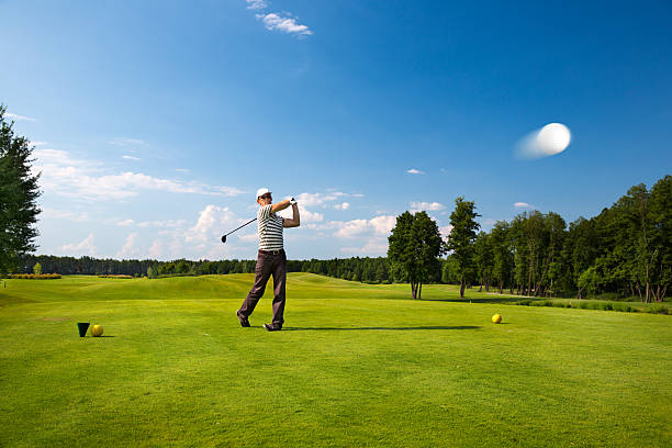 uma imagem de um jogador de golfe masculino - golf golf swing men exercising - fotografias e filmes do acervo