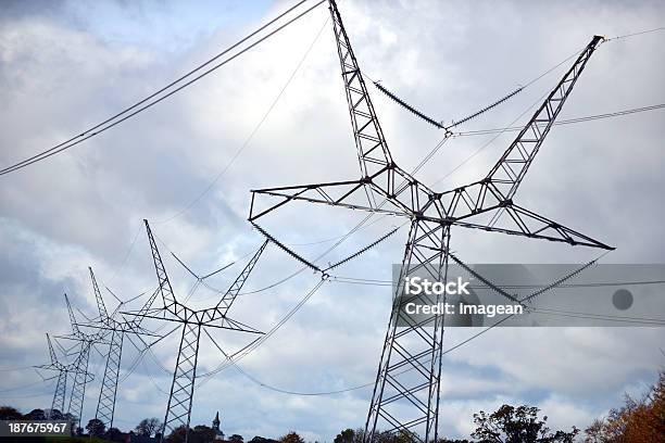 Torre De Conducción Eléctrica Foto de stock y más banco de imágenes de Acero - Acero, Alambre, Aparato de producción de energía