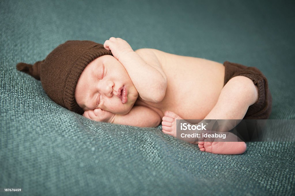 Tranquillo, il sonno neonato, con maglia Cappello e copripannolino - Foto stock royalty-free di 0-1 Mese