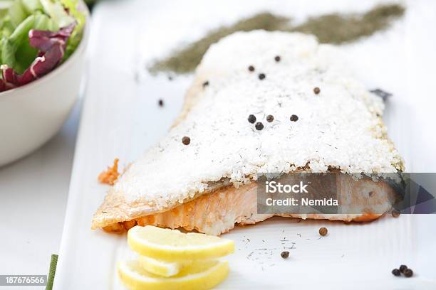 Lachs In Einem Salzkruste Stockfoto und mehr Bilder von Lachs - Meeresfrüchte - Lachs - Meeresfrüchte, Salz - Würzzutat, Dill