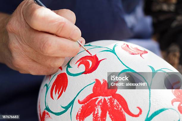 Pintando Um Calabash - Fotografias de stock e mais imagens de Flor - Flor, Jarra - Recipiente, Mulheres Idosas