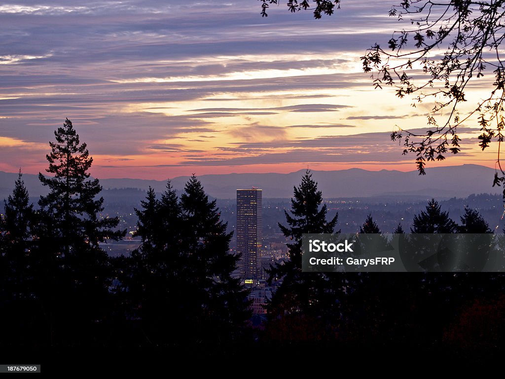 Portland Oregon drapaczy chmur wschód słońca niebo z Ogród japoński - Zbiór zdjęć royalty-free (Portland - Stan Oregon)