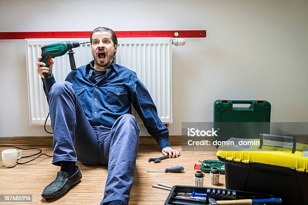 Mann Reparatur Heizung Er Müde Frustriert Sitzt Unter Der Heizkörper Stockfoto und mehr Bilder von Frustration