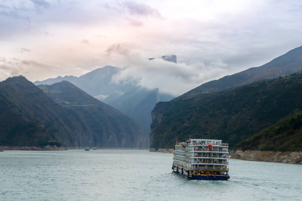 spokojna podróż rzeką jangcy, hrabstwo fengjie. - three gorges zdjęcia i obrazy z banku zdjęć