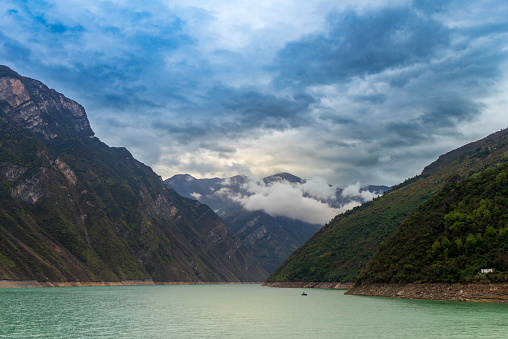 Enjoy the serenity and majesty of the Three Gorges of the Yangtze River and the majesty of nature amidst the still waters and lofty mountains.