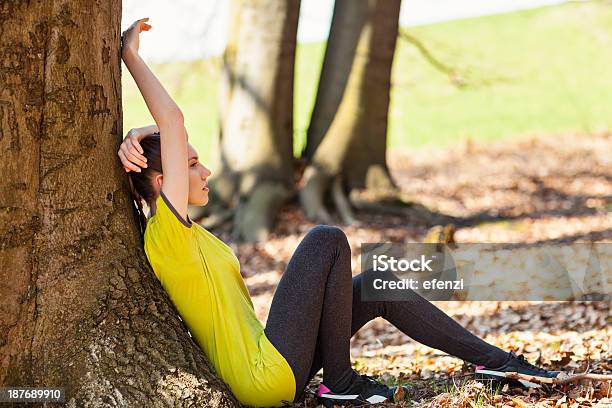 Adolescente Ragazza Nella Foresta - Fotografie stock e altre immagini di Adagiarsi - Adagiarsi, Ambientazione esterna, Donne