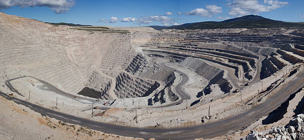 плоскогорье долина медная шахта панорама. - открытая шахта стоковые фото и изображения