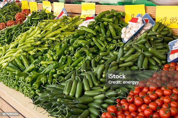 Greengrocer Foto de stock y más banco de imágenes de Abundancia - Abundancia, Alimento, Banco - Asiento