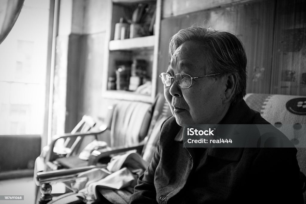 Моя бабушка отдыха на диване - Стоковые фото Бабушка роялти-фри