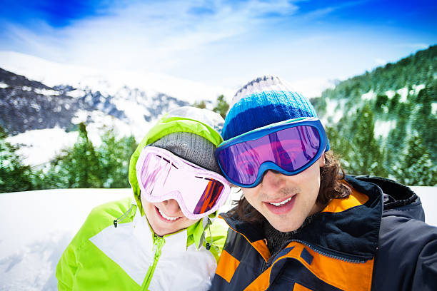 istock Couple of skiers 187691091