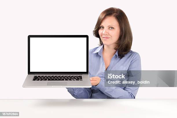 비즈니스 노트북을 들고 있는 여자 교습에 대한 스톡 사진 및 기타 이미지 - 교습, 넷북, 노트북