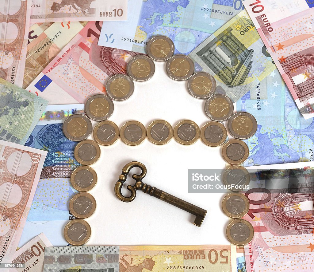 Las monedas y de los billetes verdadero estado con llave - Foto de stock de Actividades bancarias libre de derechos