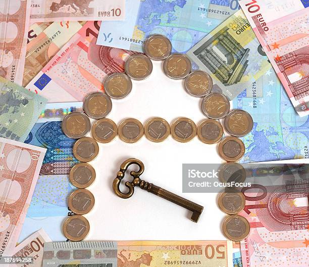 Las Monedas Y De Los Billetes Verdadero Estado Con Llave Foto de stock y más banco de imágenes de Actividades bancarias