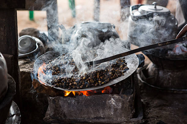 ethiopian kawa palona w tradycyjnym sposobem - ethiopian coffee zdjęcia i obrazy z banku zdjęć