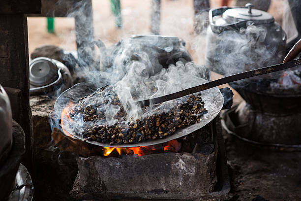 эфиопского жареный кофе в традиционным способом - ethiopian coffee стоковые фото и изображения