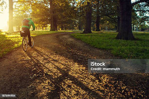 Giovane Uomo In Bicicletta Nel Parco Di Richmond Londra - Fotografie stock e altre immagini di Bicicletta