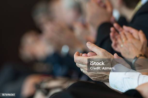 Empresários Aplaudir - Fotografias de stock e mais imagens de Aplaudir - Aplaudir, Bater Palmas, Formal