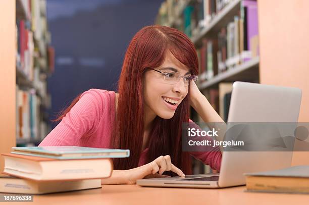 Junger Student Plaudern Am Laptop Stockfoto und mehr Bilder von Akademisches Lernen - Akademisches Lernen, Betrachtung, Bibliothek