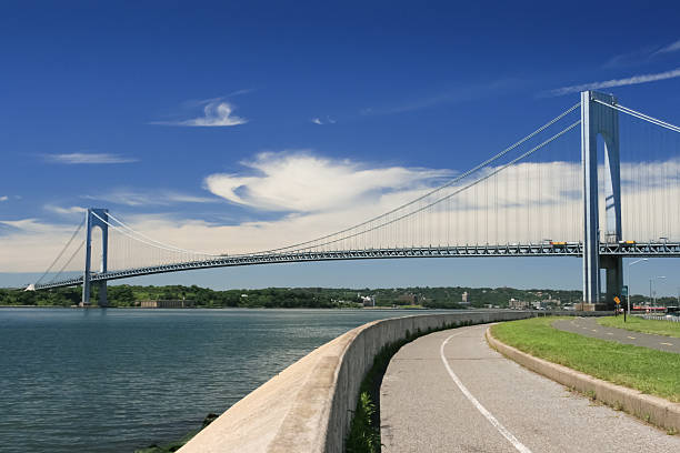 ponte di verrazano-narrows, new york.  cielo azzurro con alcune nuvole. - decked foto e immagini stock