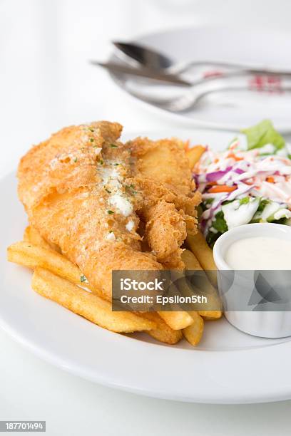 Peixe Com Batata Frita - Fotografias de stock e mais imagens de Almoço - Almoço, Batata Frita - Lanche, Batatas Preparadas