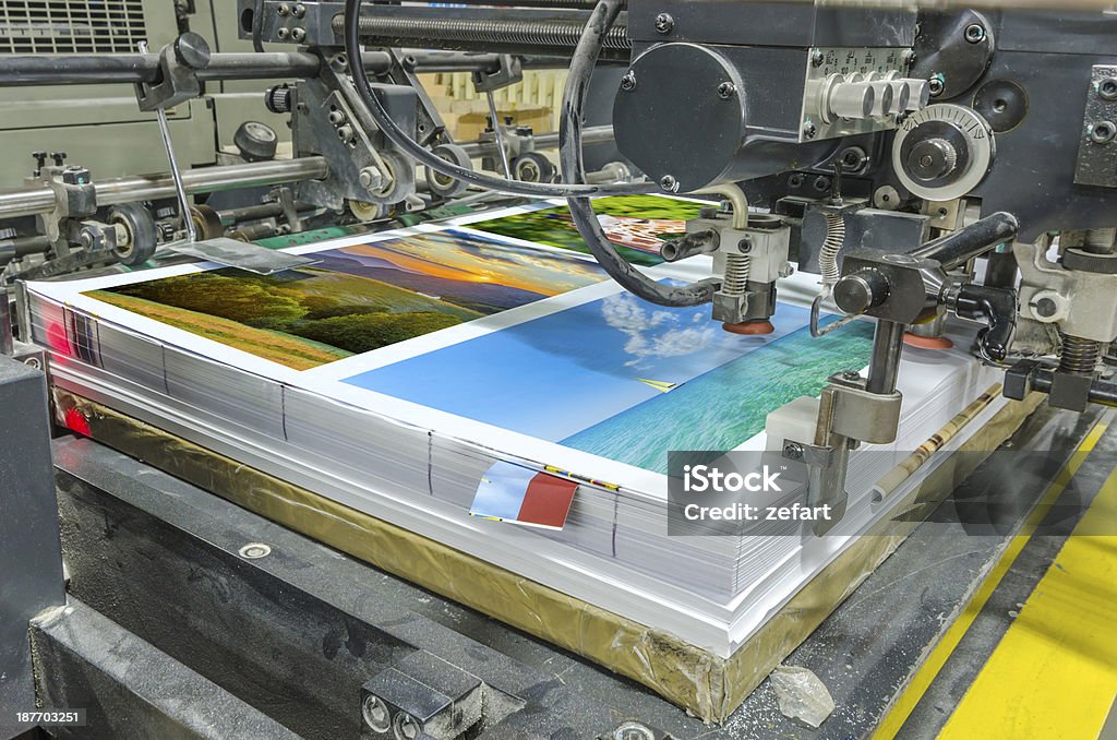 sheetfed papel alimentador unidade.  Impressão de cartaz - Foto de stock de Impressora - Maquinaria de fábrica royalty-free