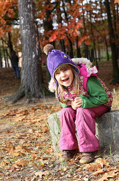 幸せそうな少女秋の公園 ストックフォト