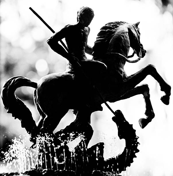 estátua de são jorge matando o dragão - st george dragon mythology horse - fotografias e filmes do acervo