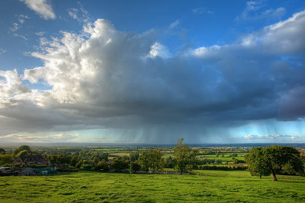 pluie qui tombe dans le gloucestershire - cycle de leau photos et images de collection