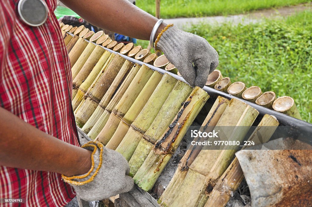 Mann Kochen Klebreis gebraten in Bambus Gelenke, Thailand - Lizenzfrei Asiatische Kultur Stock-Foto