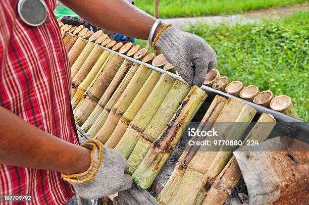 Homem Cozinhar Glutinoso Assado Com Arroz Bambu Articulações Tailândia - Fotografias de stock e mais imagens de Alimentação Não-saudável