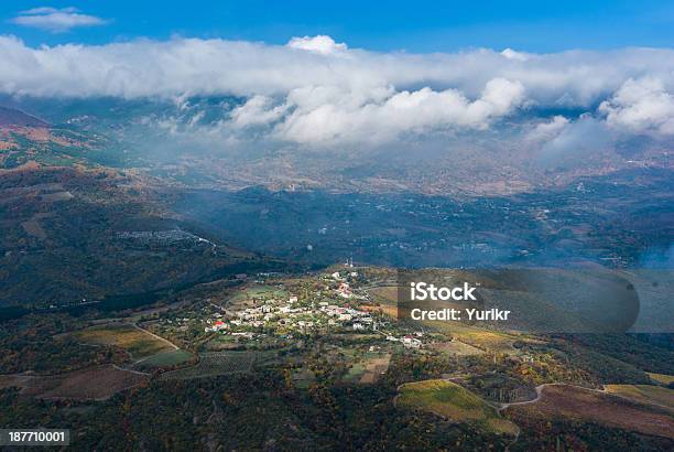 Photo libre de droit de Paysage Avec Vue Aérienne De Petit Village De Crimée banque d'images et plus d'images libres de droit de Au loin