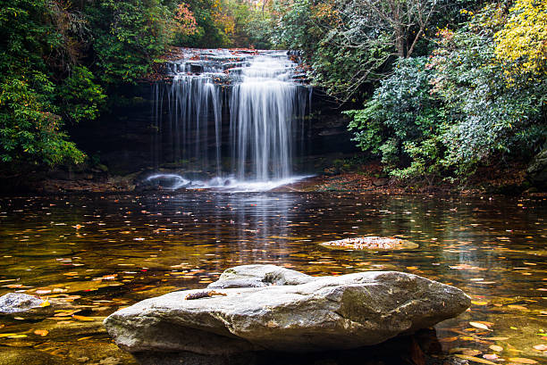 人気の滝で panthertown ヴァレイ - north carolina mountain river autumn ストックフォトと画像