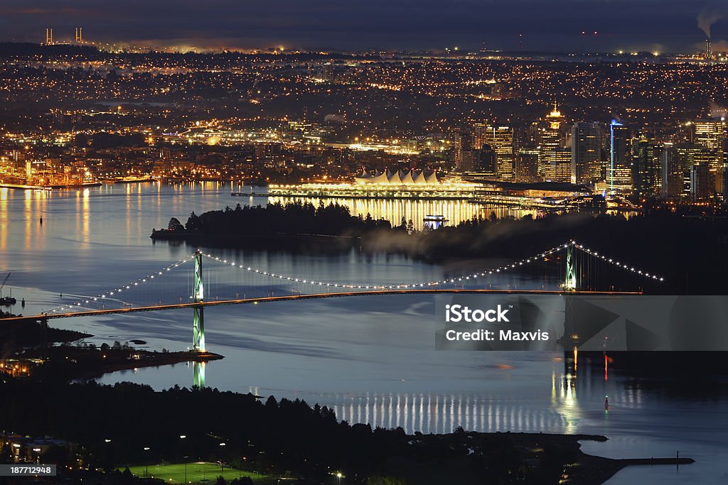 バンクーバー、Lions Gate Bridge を渡り、高角度の夜 - カナダ バンクーバーのロイヤリティフリーストックフォト