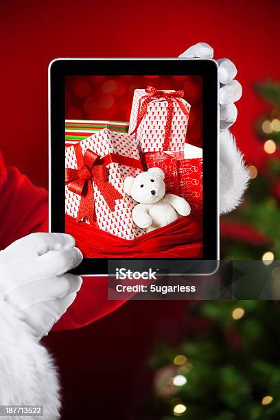 Santa Holding Einen Tablet Mit Foto Von Weihnachten Präsentiert Stockfoto und mehr Bilder von Ausrüstung und Geräte