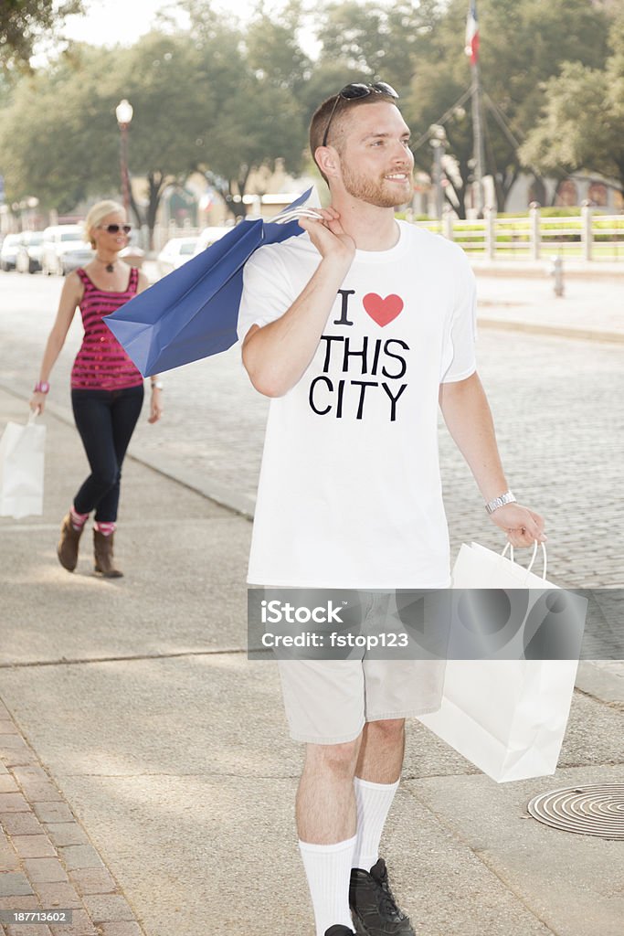 De tourisme: Les touristes shopping dans le centre-ville de urbain ville. - Photo de Centre-ville libre de droits