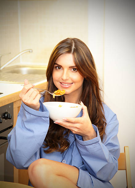 kobieta jedzenie zbóż - pitchuk2013 zdjęcia i obrazy z banku zdjęć