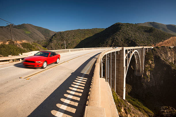 coche de cruzar el puente de bixby, big sur, california, usa - bixby bridge fotografías e imágenes de stock