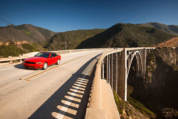 de traverser le pont de bixby, big sur, californie, états-unis - bixby bridge photos et images de collection