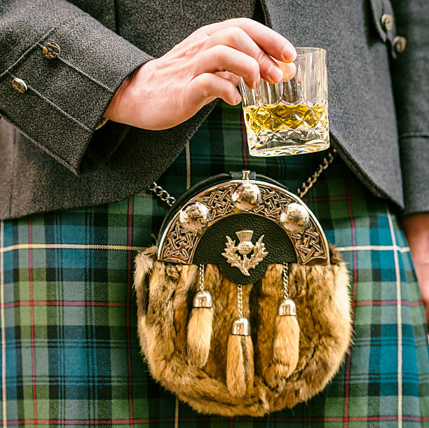 scotsman con whisky - falda escocesa fotografías e imágenes de stock