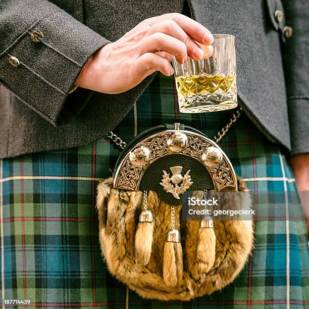 Scotsman Con Whisky Foto de stock y más banco de imágenes de Escocia - Escocia, Whisky, Whisky escocés