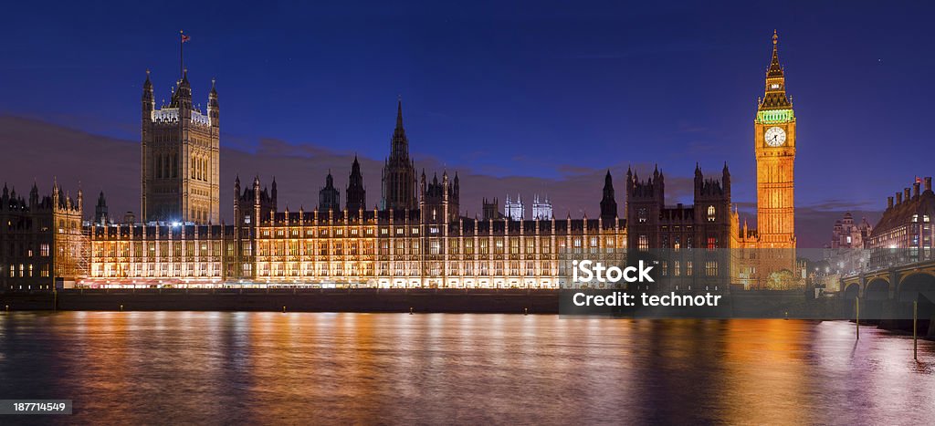 Londyn-Pałac Westminster przeciw błękitne niebo - Zbiór zdjęć royalty-free (Anglia)