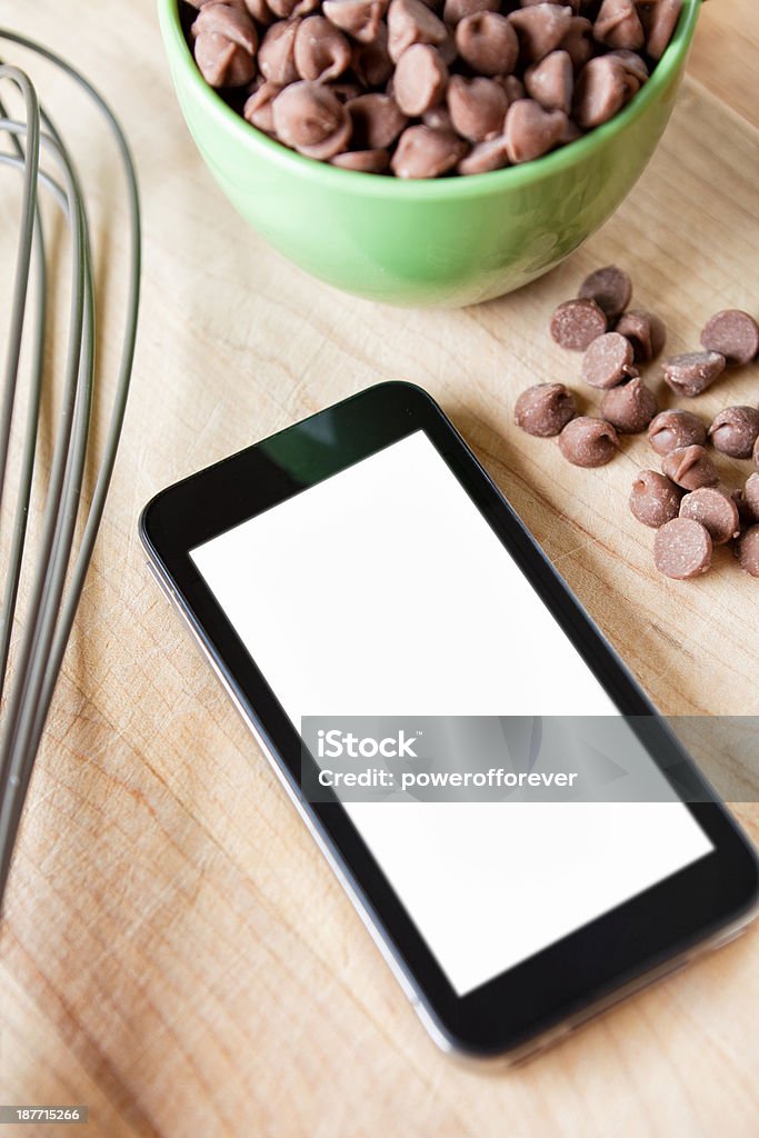 Teléfono inteligente y cocinar suministros - Foto de stock de Alimento libre de derechos