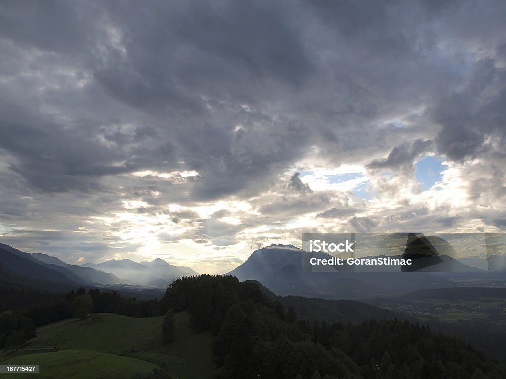 Tramonto nuvoloso in Alpi - Foto stock royalty-free di Alpi