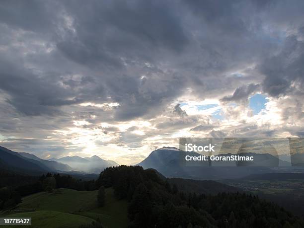 Tramonto Nuvoloso In Alpi - Fotografie stock e altre immagini di Alpi - Alpi, Alpi Giulie, Ambientazione esterna