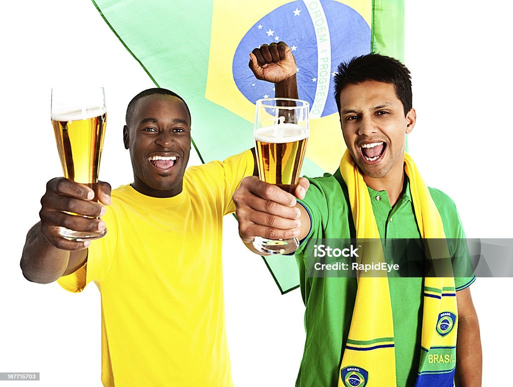 Dois adeptos de futebol brasileiro torrada a sua equipa excitedly - Royalty-free Adulto Foto de stock