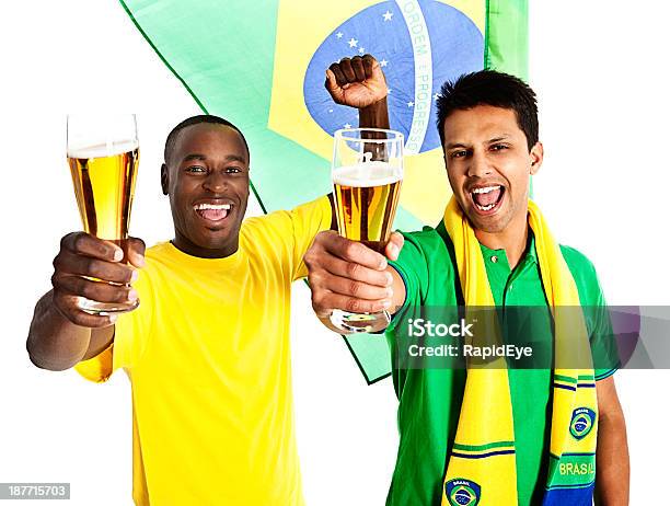 Dois Adeptos De Futebol Brasileiro Torrada A Sua Equipa Excitedly - Fotografias de stock e mais imagens de Adulto