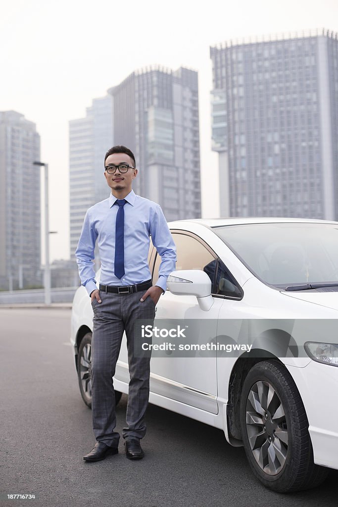 Uśmiechająca się Biznesmen jazdy samochodem - Zbiór zdjęć royalty-free (25-29 lat)
