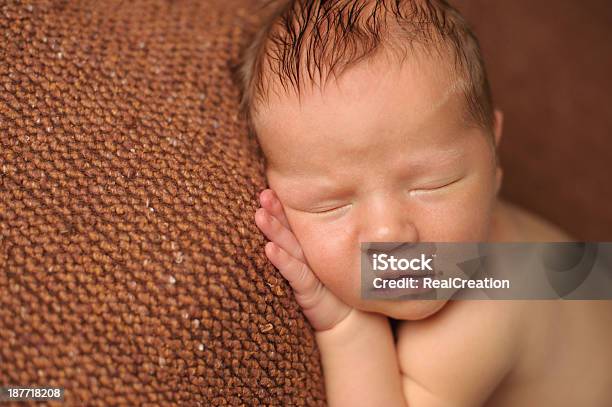Neugeborene Schlafen Stockfoto und mehr Bilder von Farbbild - Farbbild, Fotografie, Horizontal