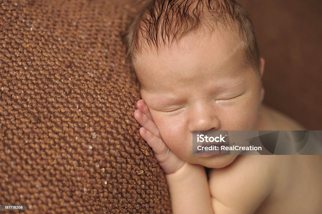 Neonato dormire - Foto stock royalty-free di Bambino appena nato