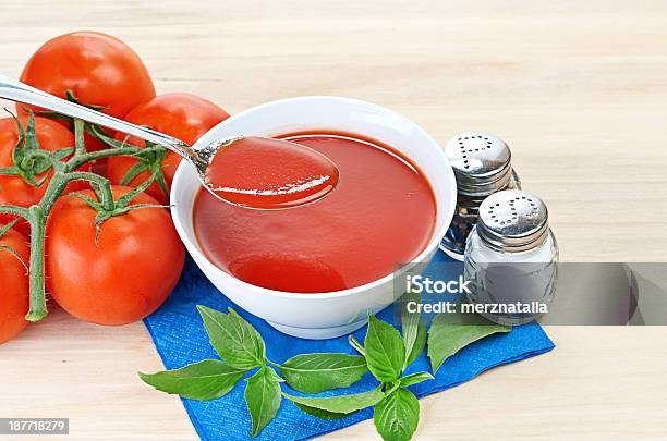 Sopa De Tomate Foto de stock y más banco de imágenes de Albahaca - Albahaca, Alimento, Cuchara sopera